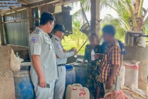 柬埔寨警方对一家销售米酒的商店进行突查
