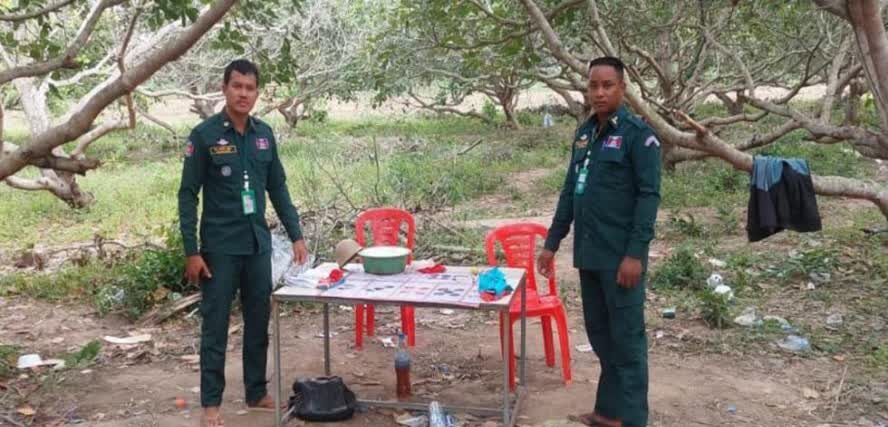 柬埔寨警方突袭赌博窝点，赌徒们事先逃离现场！